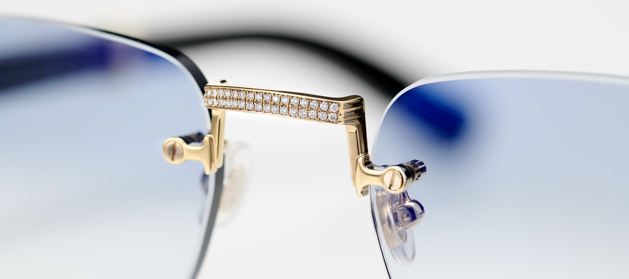 Paire de lunettes luxueuses posées sur du marbre