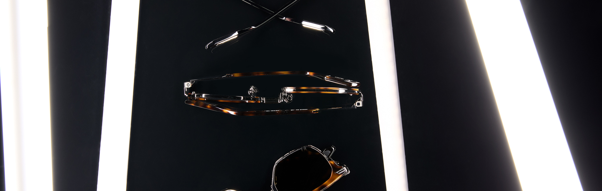 Paire de lunettes luxueuses posées sur du marbre