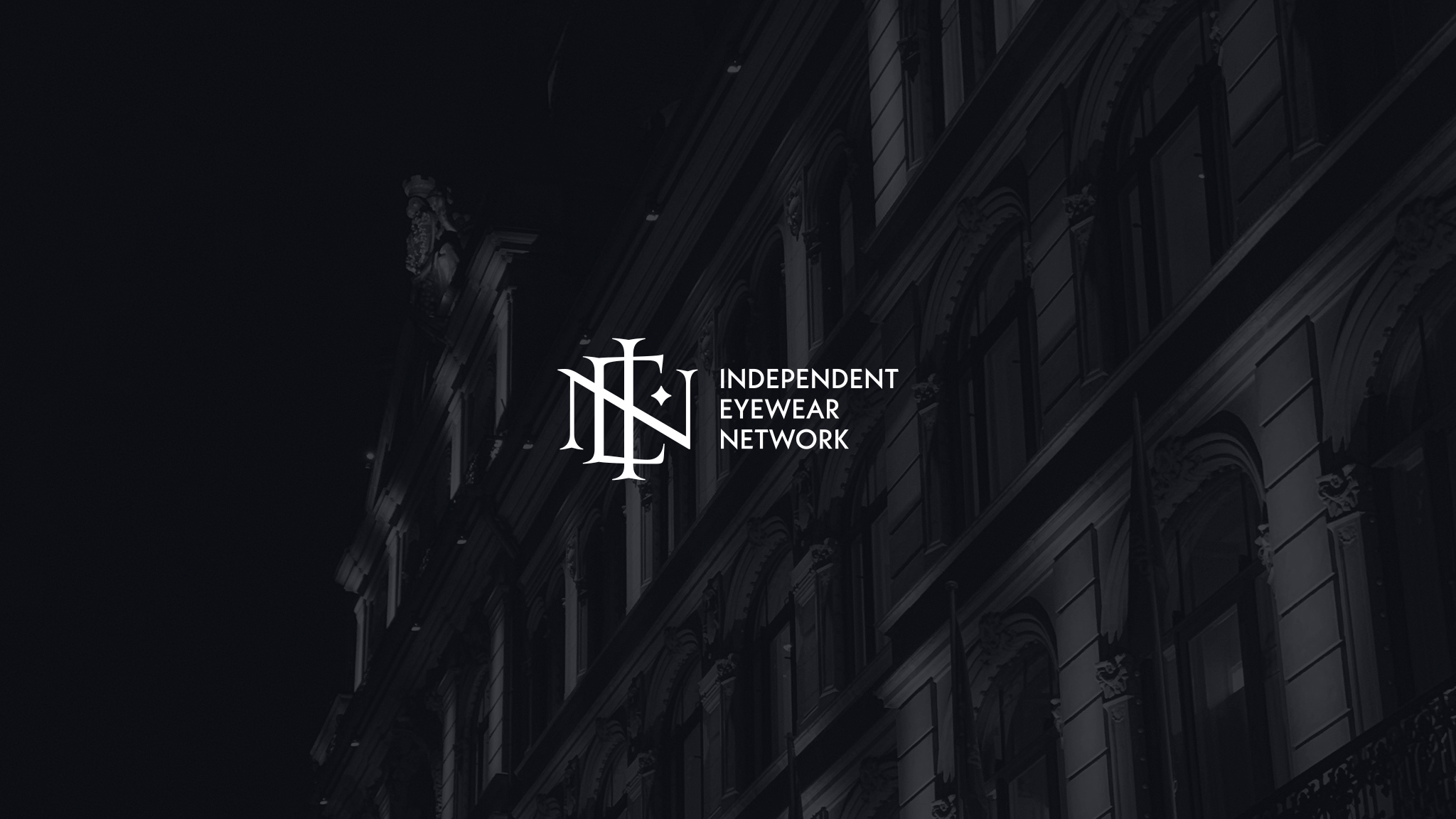 Paire de lunettes luxueuses posées sur du marbre